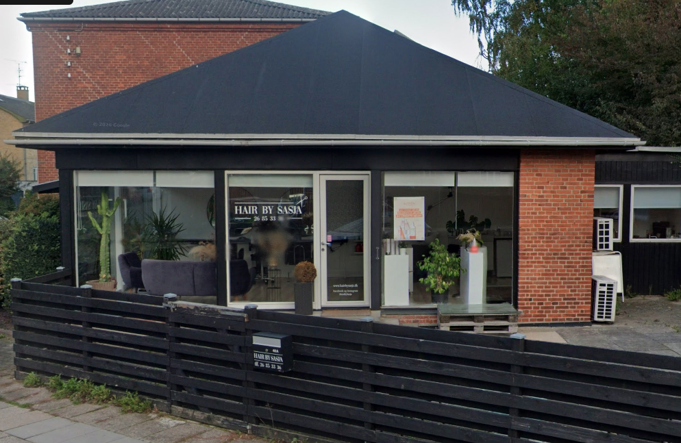 Erhvervslejemål med sort facade